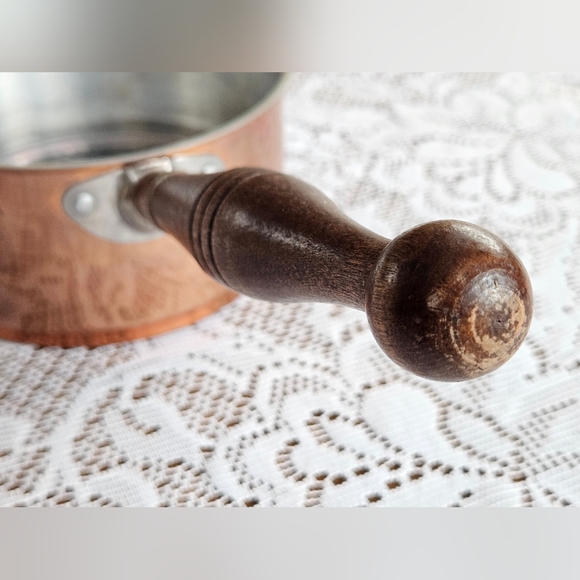 VINTAGE DE LA CUISINE 1 QT COPPER SAUCE PAN WITH WOODEN HANDLE COLLECTIBLE - Picture 3 of 8